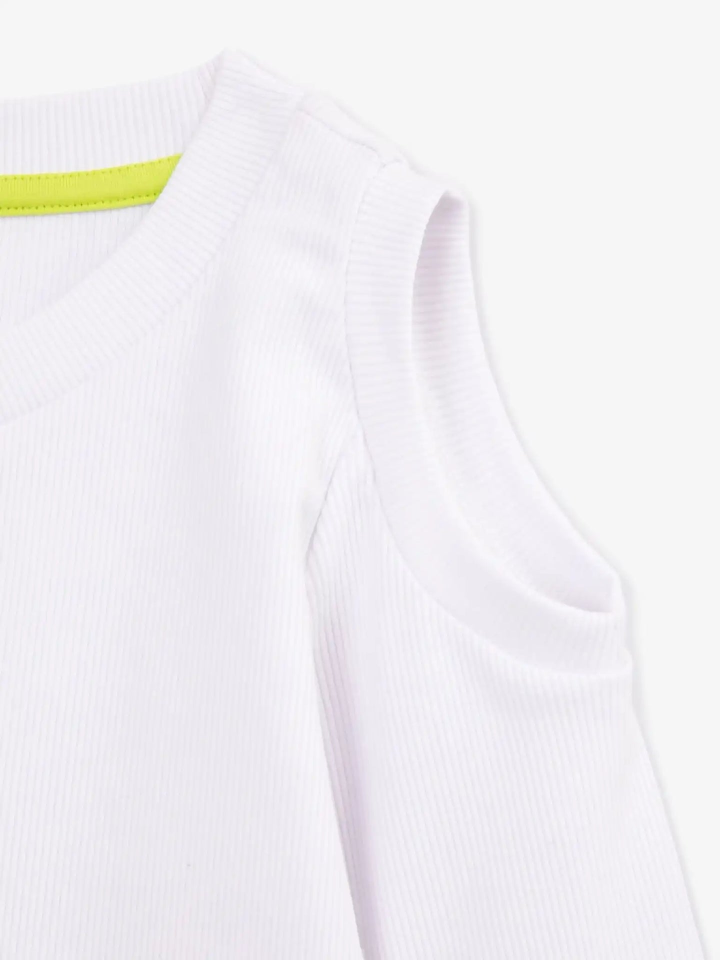 Оригинален кроп-топ с "капка", която разкрива рамо от Gulliver