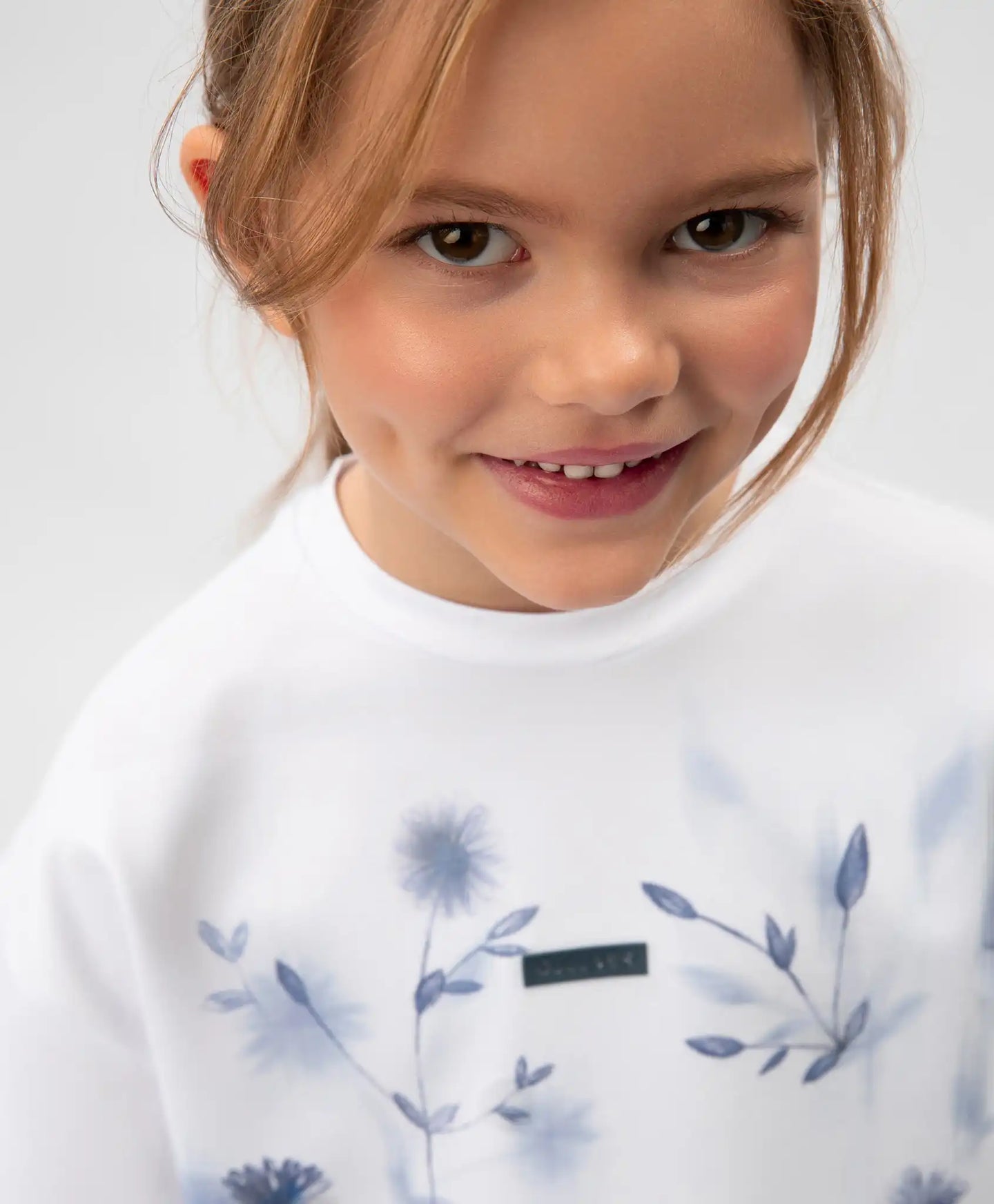 Тениска за момиче с флорален принт и декорация от пайети бяла Gulliver