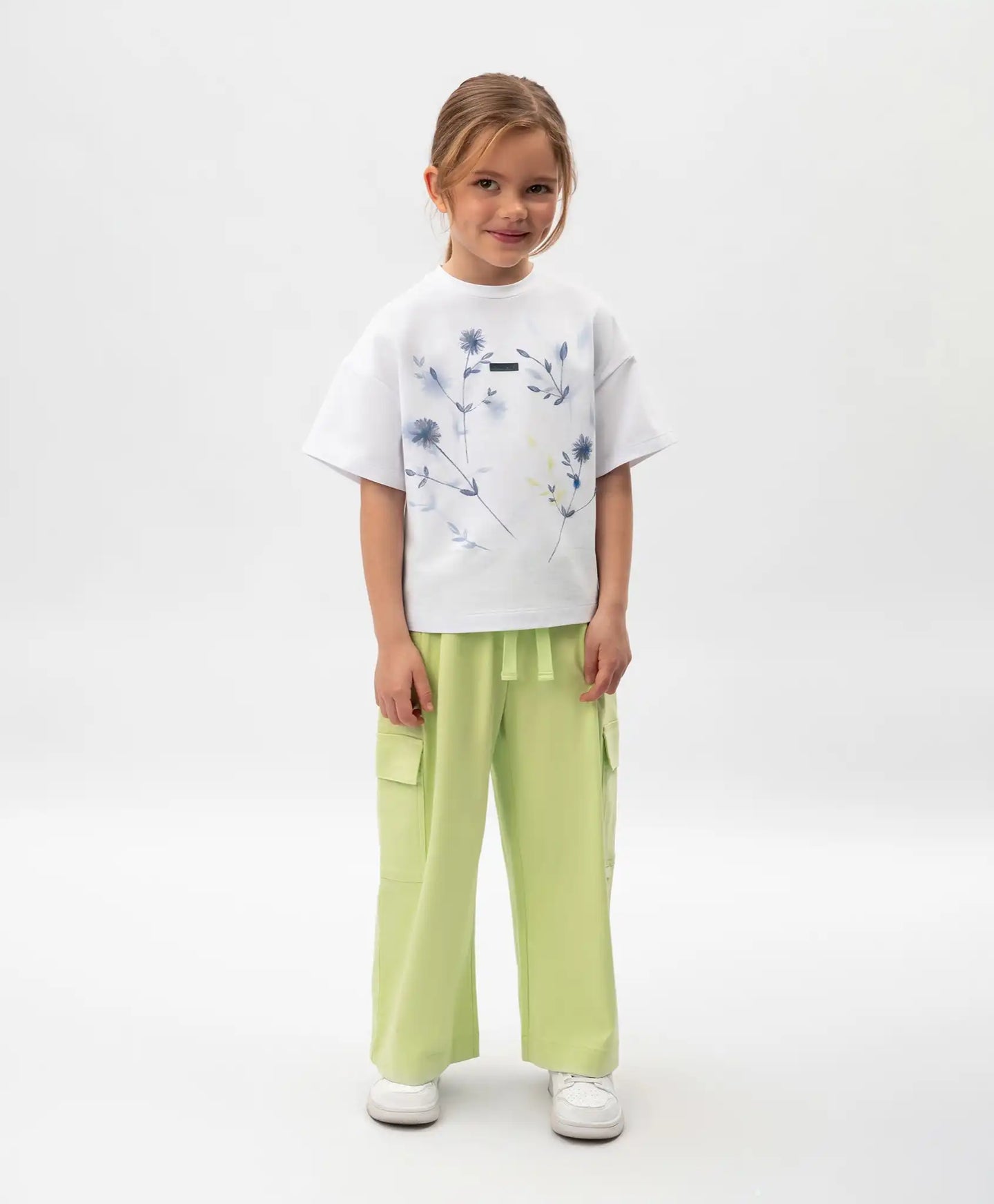 Тениска за момиче с флорален принт и декорация от пайети бяла Gulliver