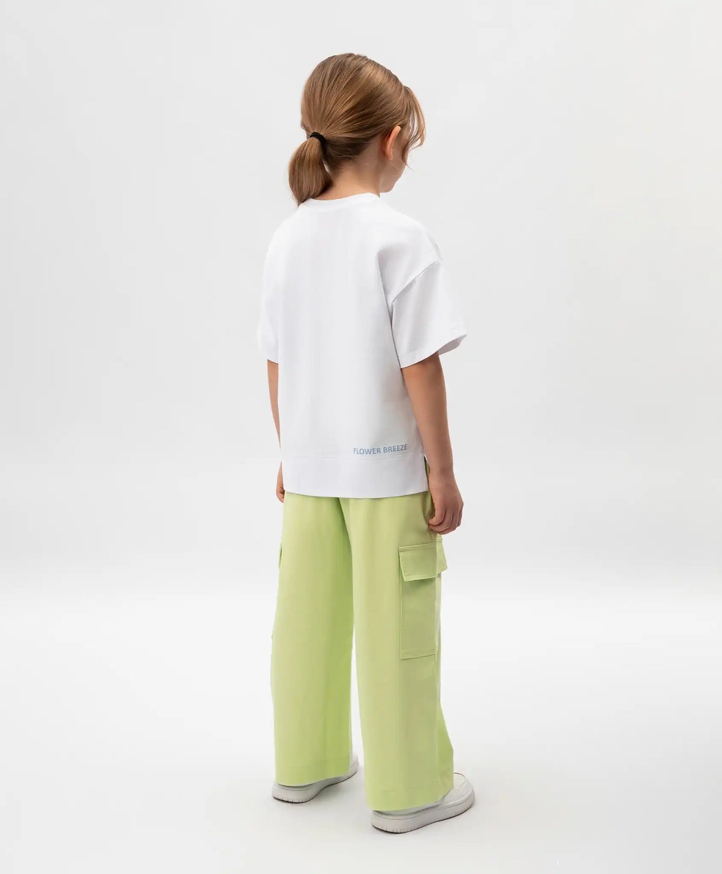 Тениска за момиче с флорален принт и декорация от пайети бяла Gulliver