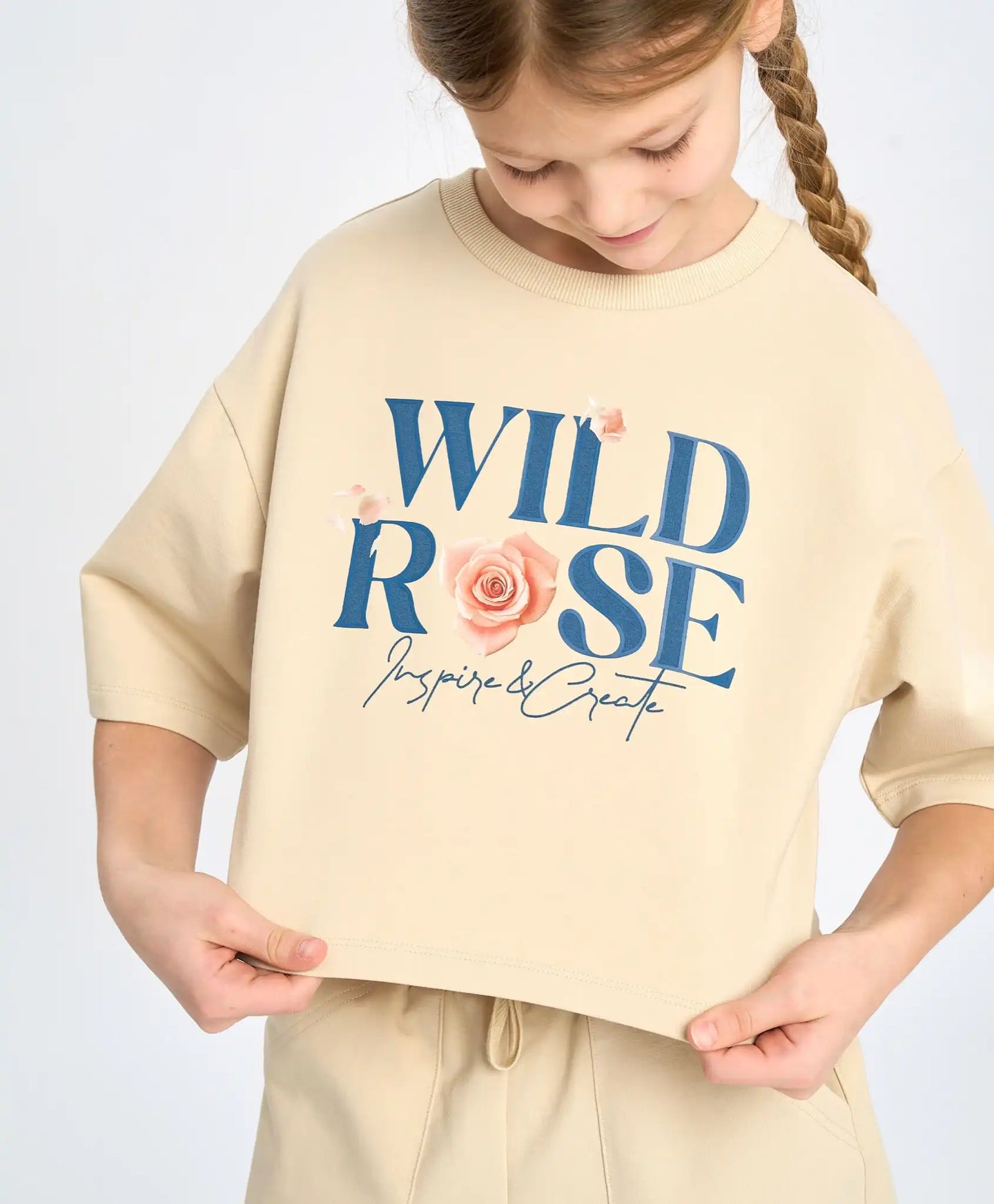 Кроп топ тениска с къс ръкав за момиче млечнобяла с принт Button Blue