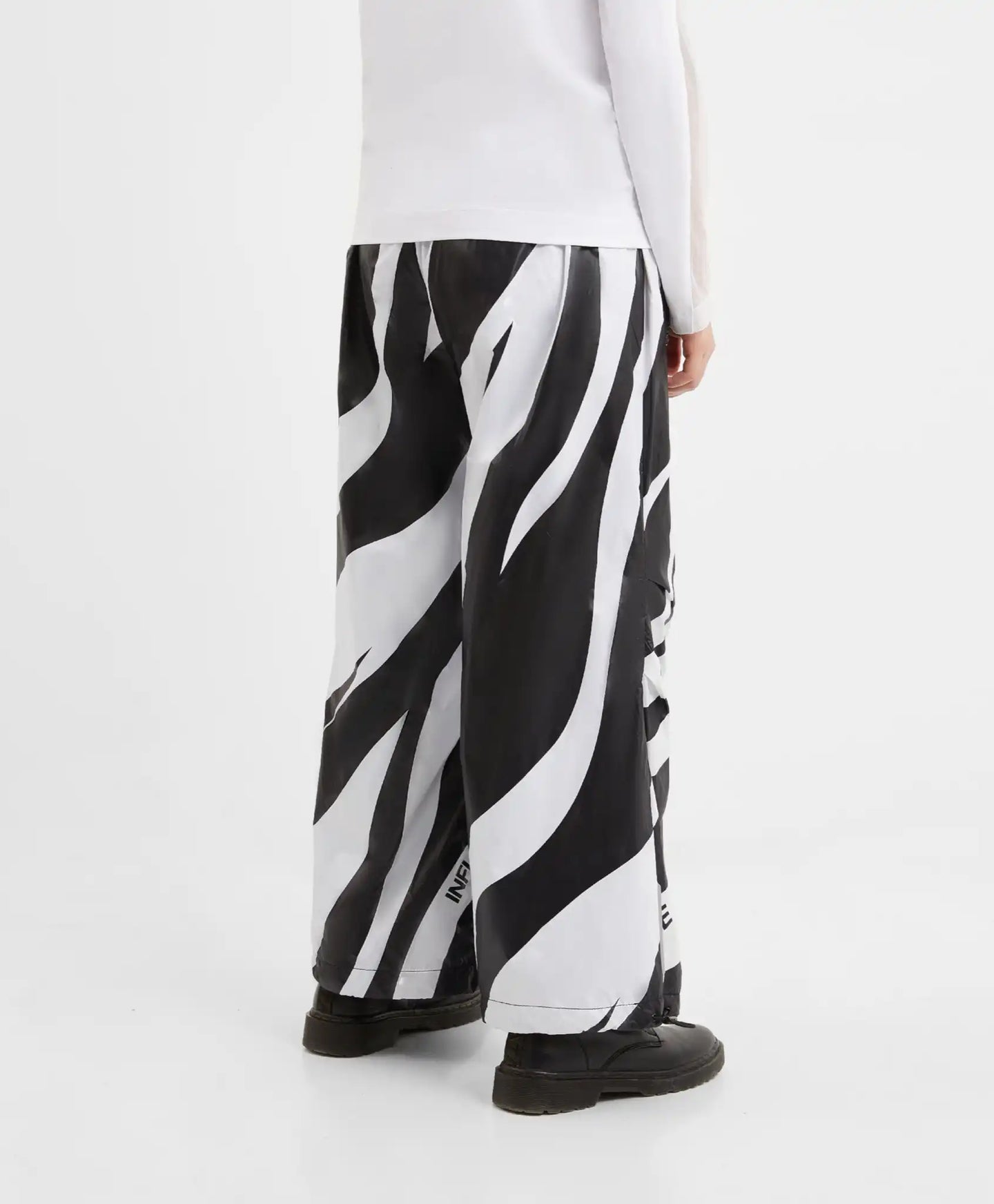 Поларени панталони с принт черно-бели за момиче Gulliver