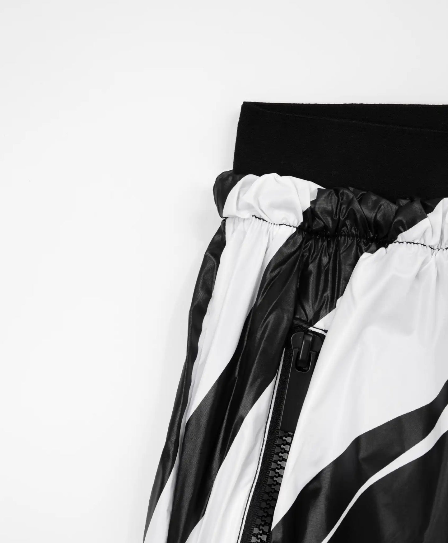 Поларени панталони с принт черно-бели за момиче Gulliver