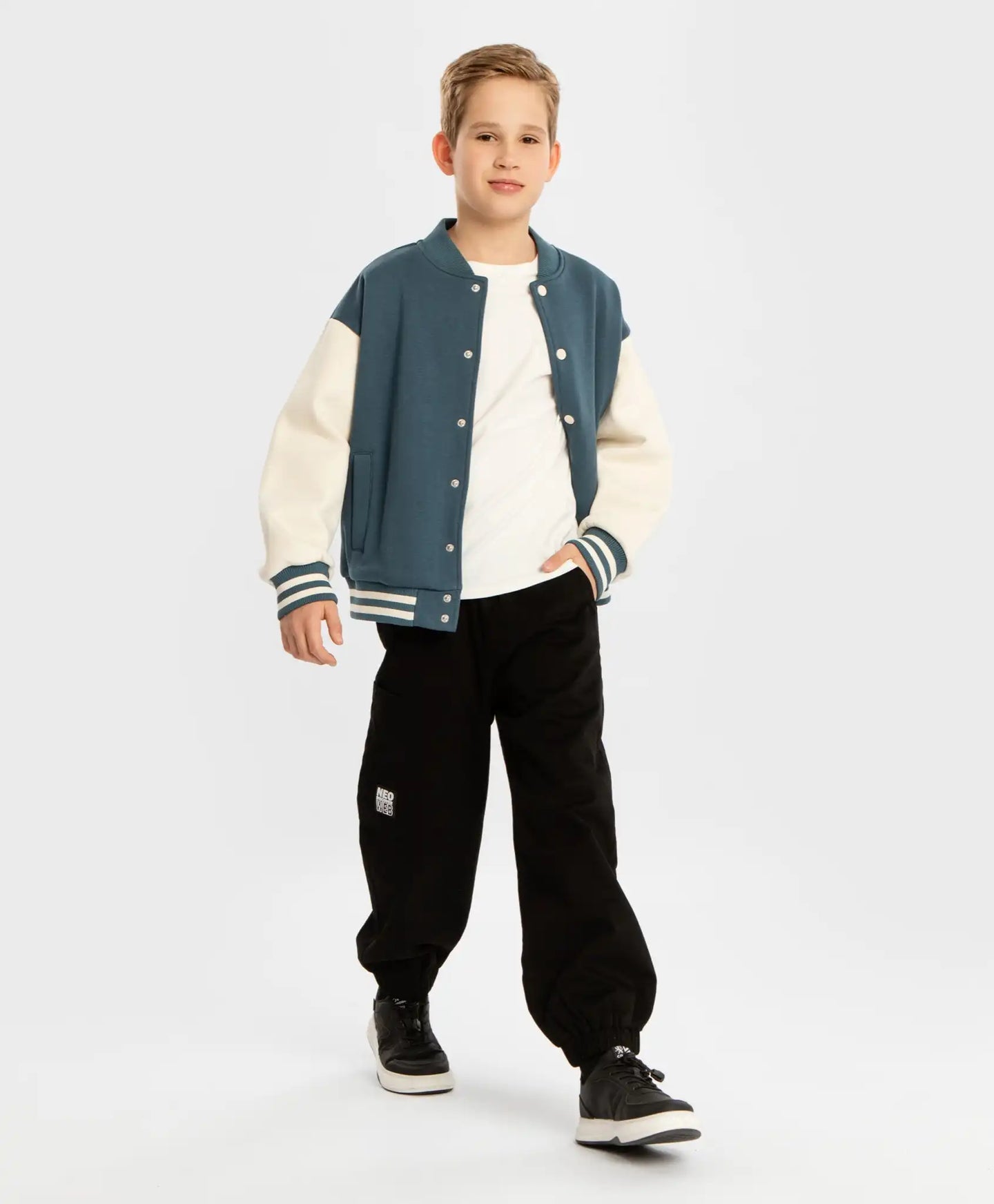 Панталони джогъри с три джоба и ластичен колан черни за момче Button Blue