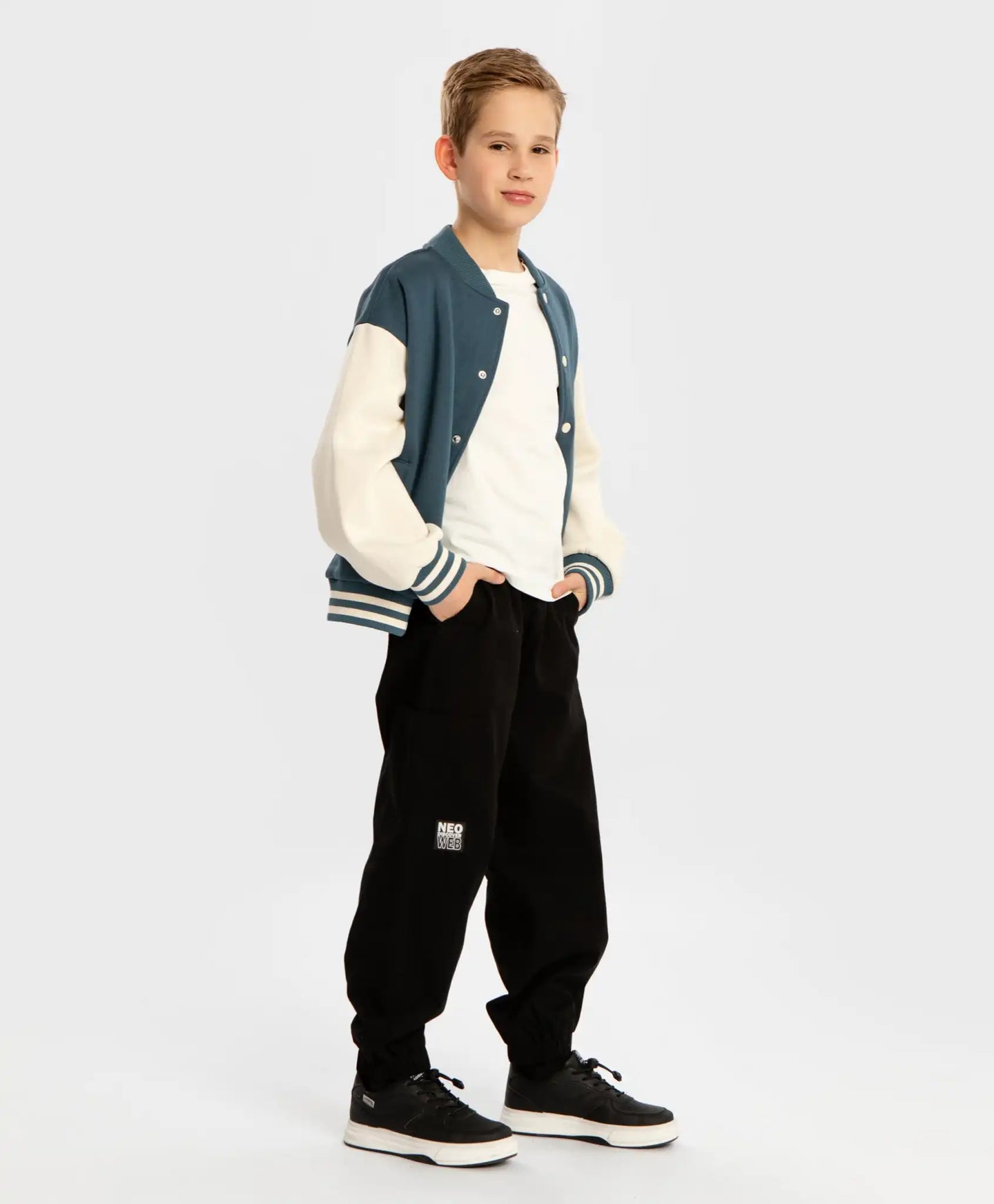 Панталони джогъри с три джоба и ластичен колан черни за момче Button Blue