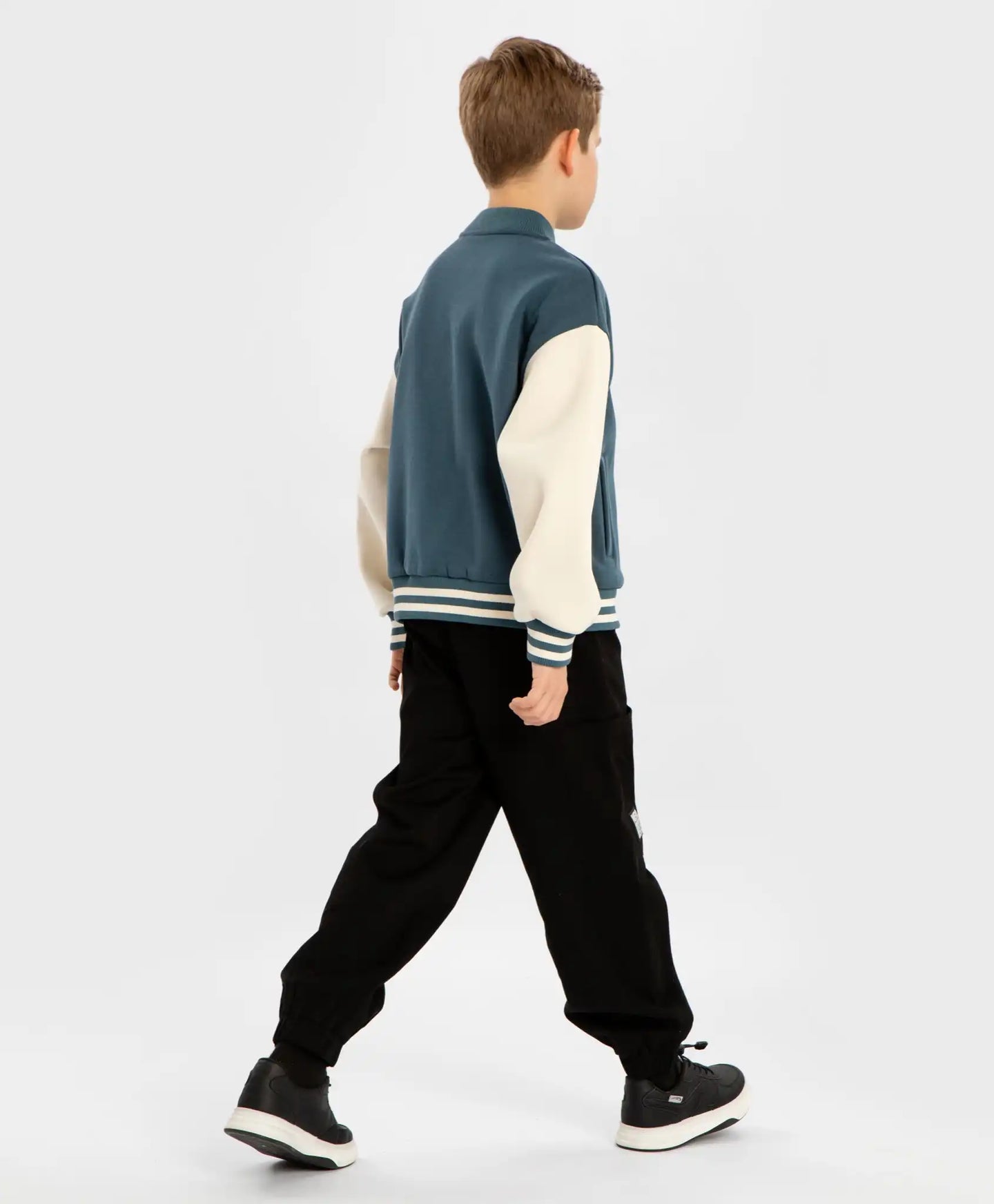 Панталони джогъри с три джоба и ластичен колан черни за момче Button Blue