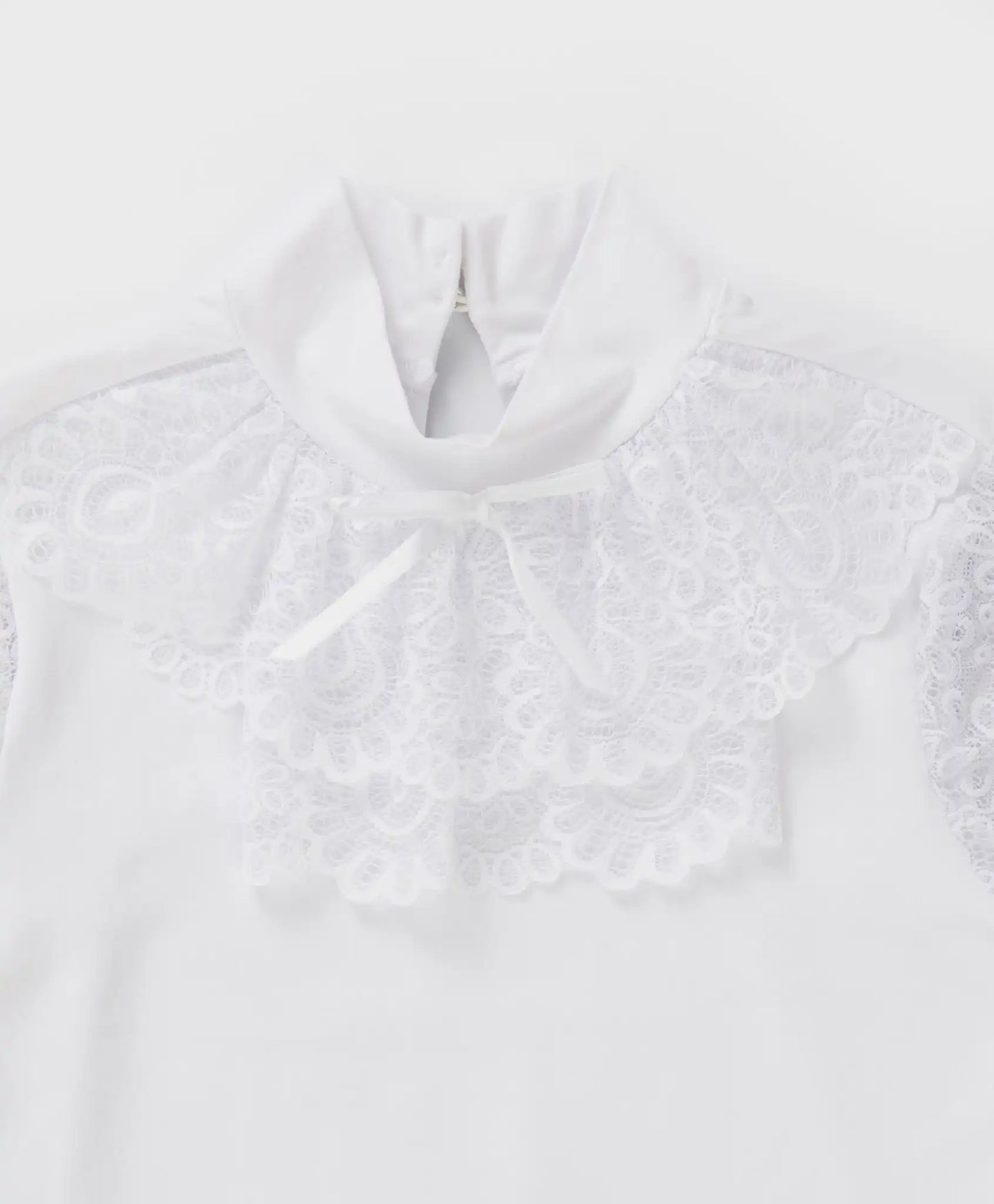 Блуза с къс ръкав и дантелено жабо бяла Button Blue