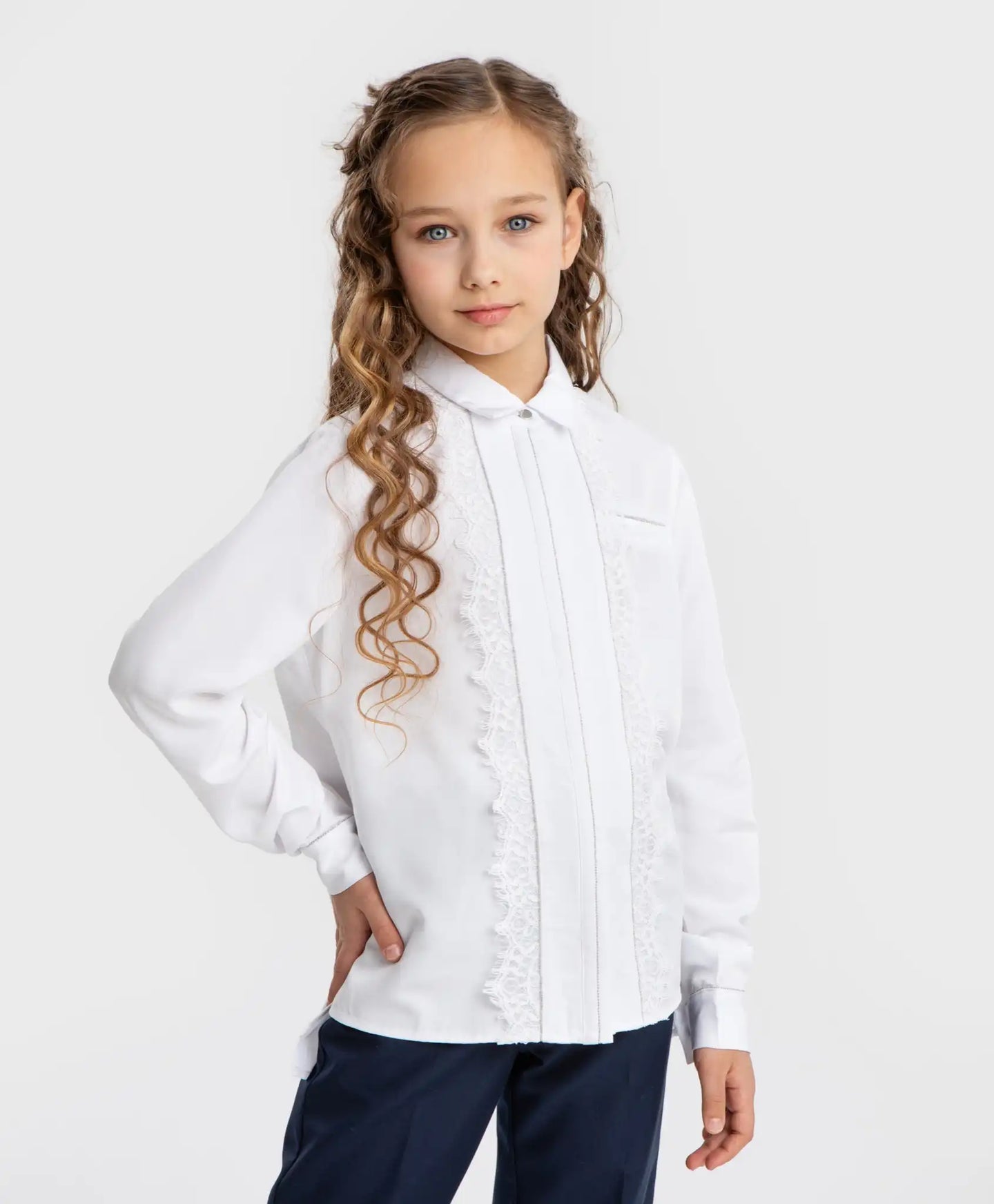 Блуза с дантела и яка бяла Button Blue