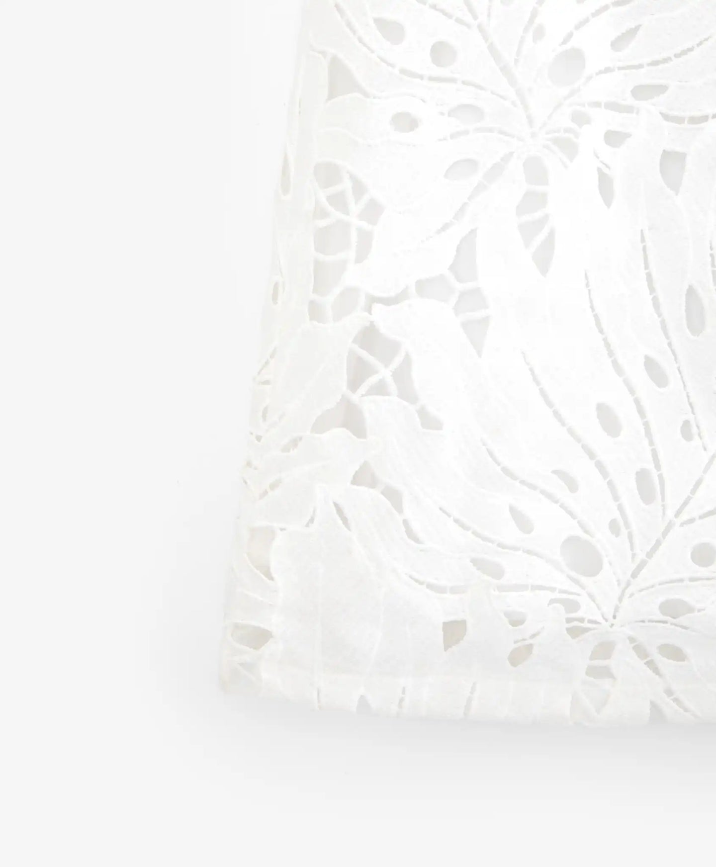 Бяла дантелена блуза без ръкави