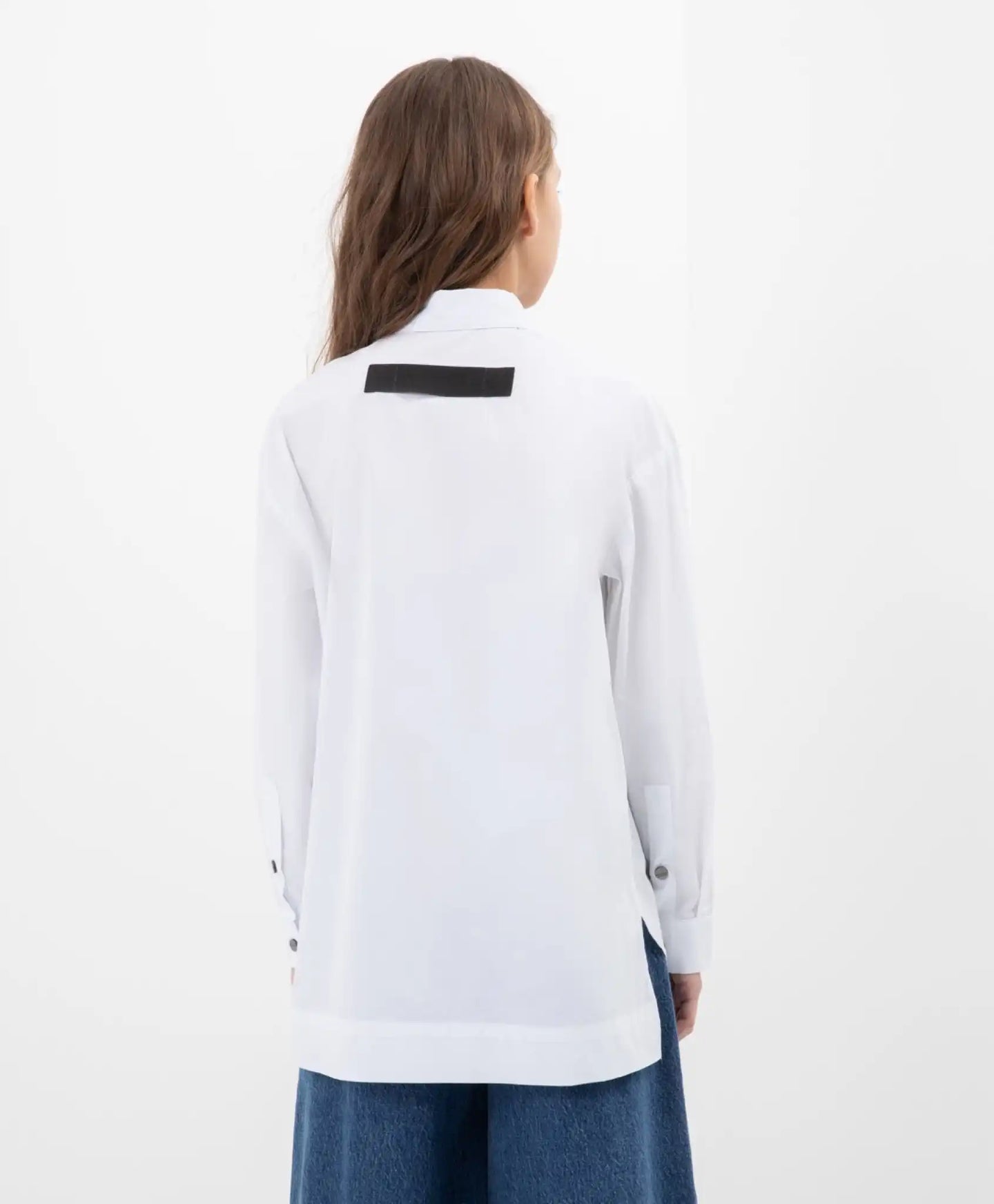 Голяма риза със спуснато рамо и издълженалини на линиягръбна бяла Gulliver