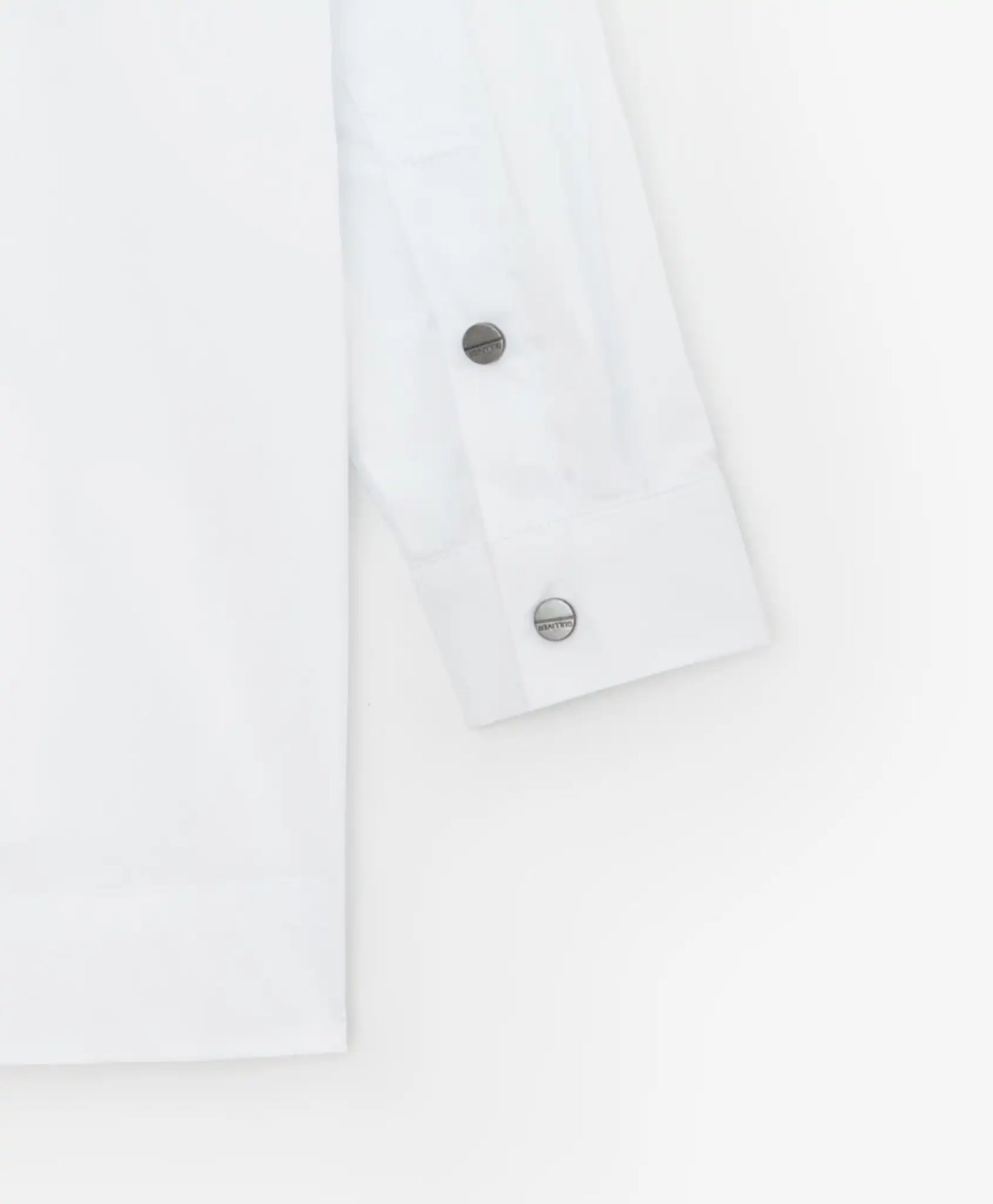 Голяма риза със спуснато рамо и издълженалини на линиягръбна бяла Gulliver