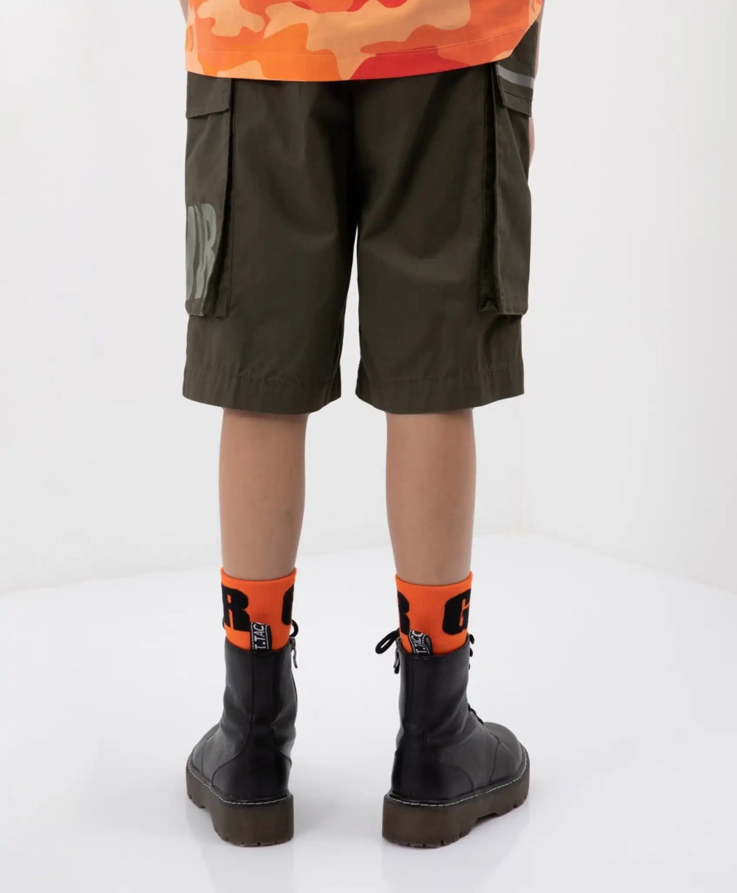 Къси панталони с обемни джобове и светлоотразителен каки принт Gulliver