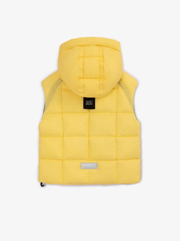 Утеплен стегнат елек с контрастна отделка на Gulliver