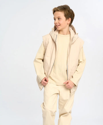 Детски утеплен елек с качулка млечнобял Button Blue