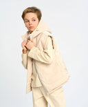 Детски утеплен елек с качулка млечнобял Button Blue