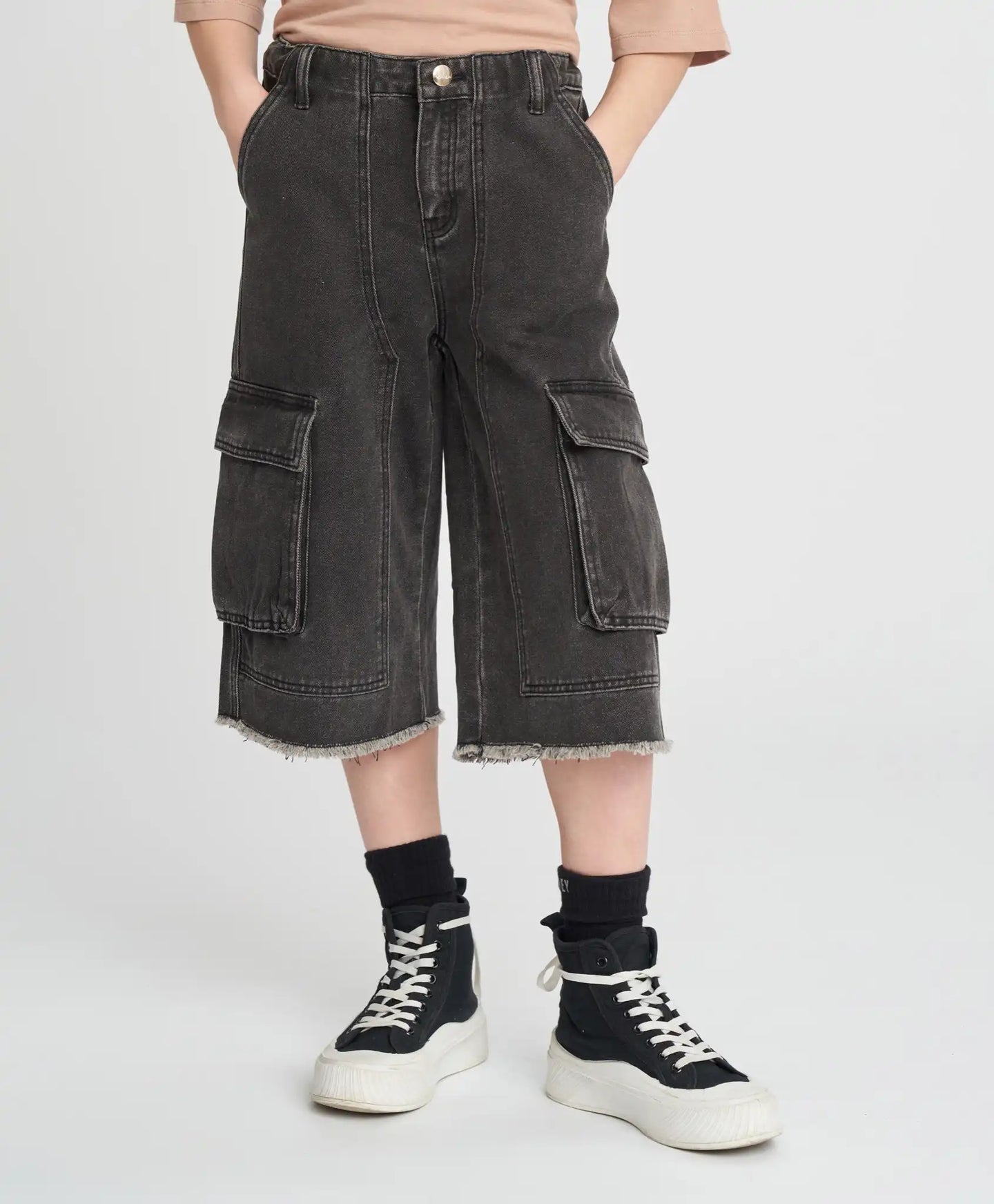 Детски дънкови бермуди с рван край сиви Button Blue