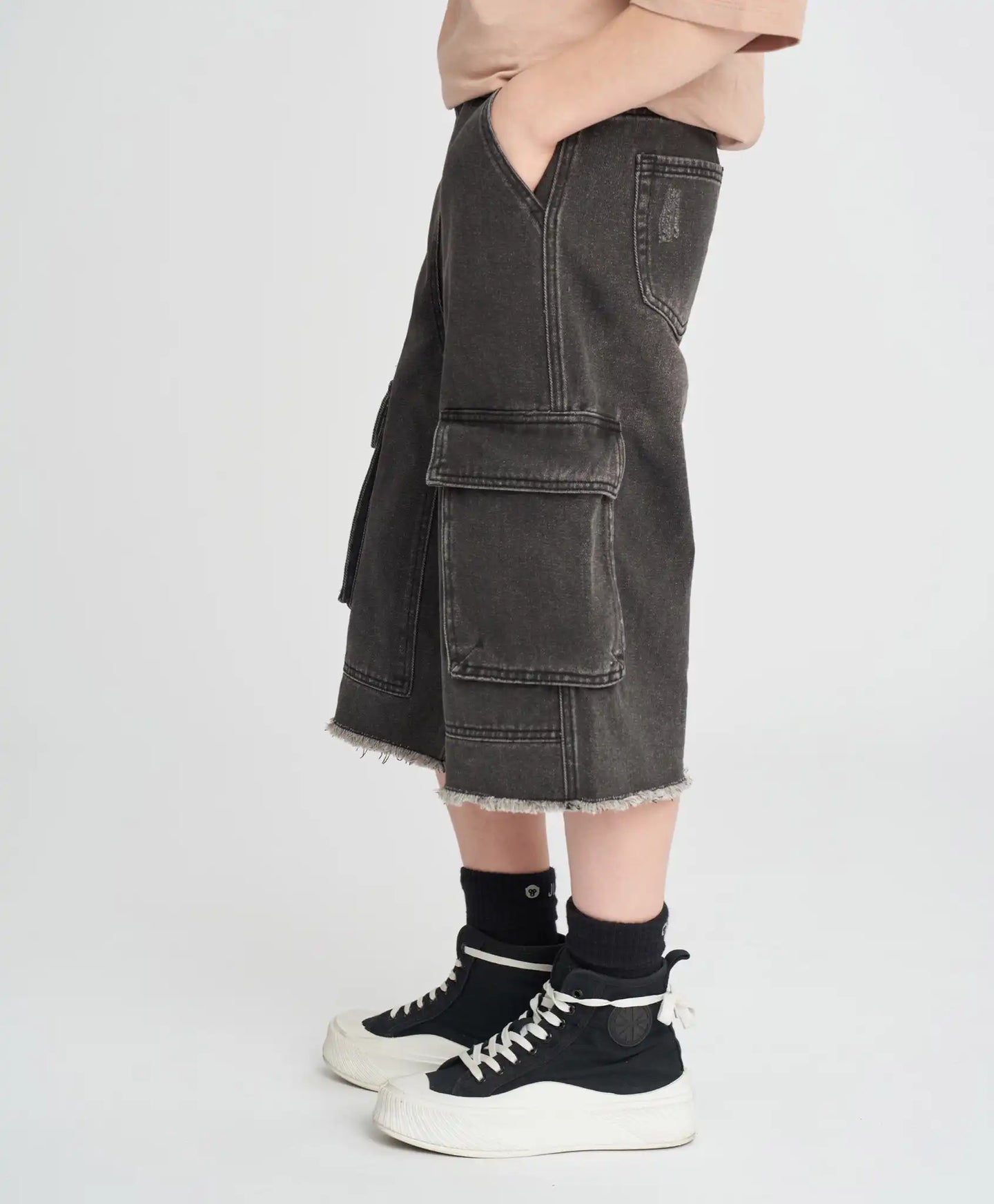 Детски дънкови бермуди с рван край сиви Button Blue