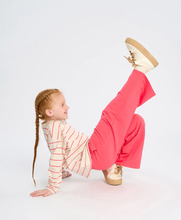 Широки спортни панталони за момиче с ластичен колан коралови Button Blue