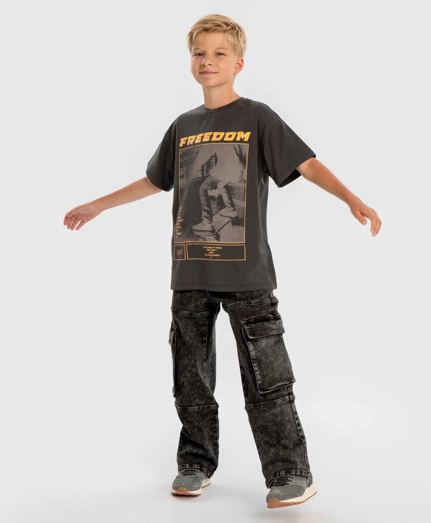 Тениска с къс ръкав и принт сива за момче Button Blue