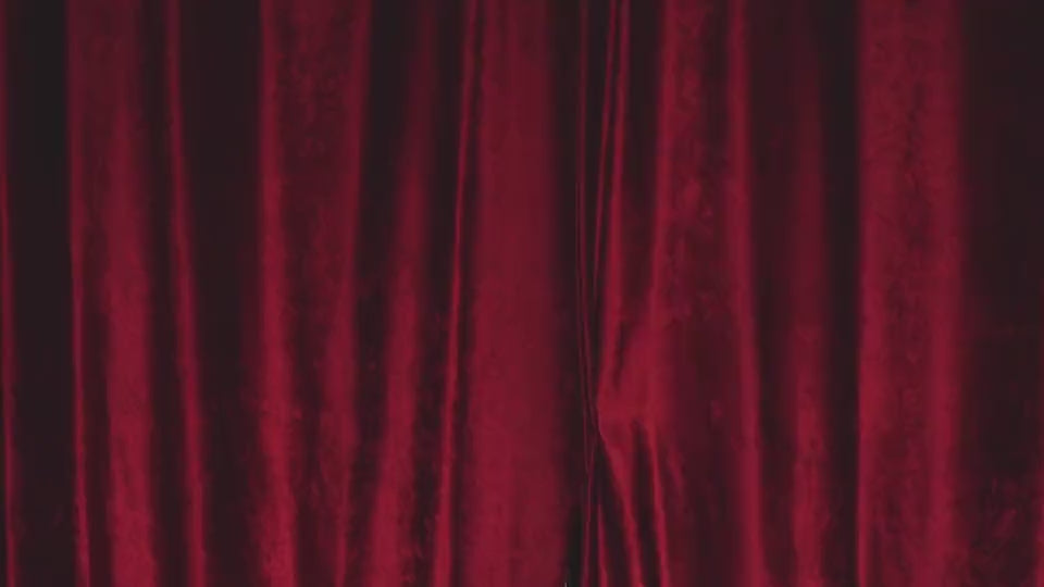 Момчета и момичета в киносалон се смеят и държат големи кофи със пуканки – есенно-зимна колекция Gulliver за момчета.