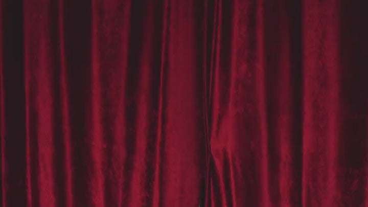 Момчета и момичета в киносалон се смеят и държат големи кофи със пуканки – есенно-зимна колекция Gulliver за момчета.